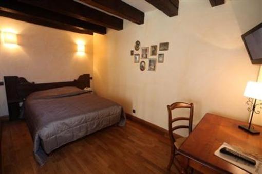 фото отеля Hotel Des Consuls Castelnau-de-Montmiral