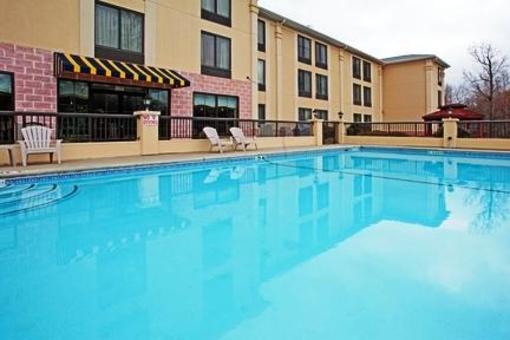 фото отеля Holiday Inn Express Hotel & Suites Charlotte Airport-Belmont
