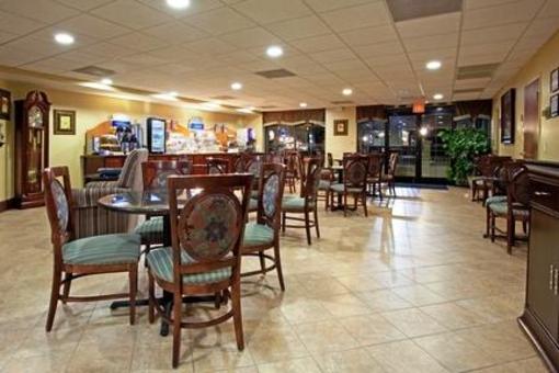 фото отеля Holiday Inn Express Hotel & Suites Charlotte Airport-Belmont