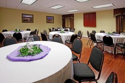 фото отеля Holiday Inn Express Hotel & Suites Charlotte Airport-Belmont