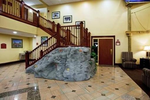 фото отеля Holiday Inn Express Hotel & Suites Charlotte Airport-Belmont