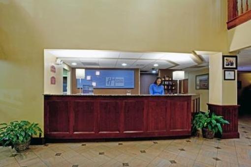 фото отеля Holiday Inn Express Hotel & Suites Charlotte Airport-Belmont