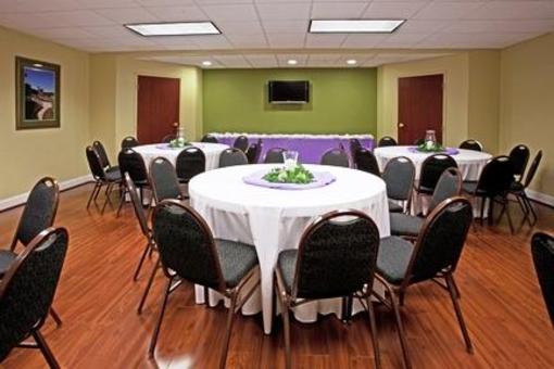 фото отеля Holiday Inn Express Hotel & Suites Charlotte Airport-Belmont