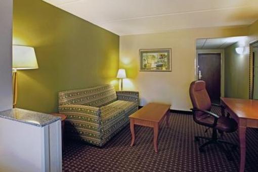 фото отеля Holiday Inn Express Hotel & Suites Charlotte Airport-Belmont