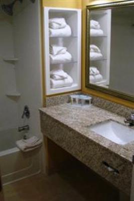 фото отеля Holiday Inn Express and Suites Oceanfront