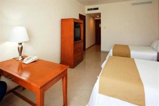 фото отеля Holiday Inn Express Playacar Riviera Maya