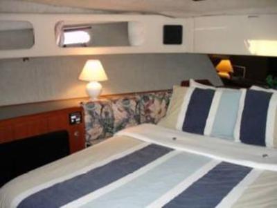 фото отеля Dockside Boat and Bed