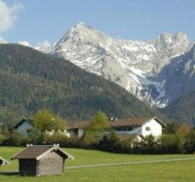 фото отеля Jugendherberge Mittenwald