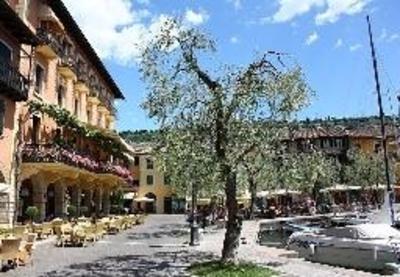 фото отеля Hotel Ristorante Gardesana Torri del Benaco