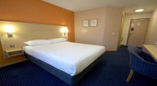 фото отеля Travelodge Cirencester