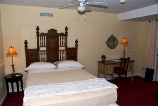 фото отеля Deer Creek Inn