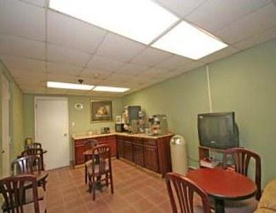фото отеля Super 8 Motel East Downtown Raleigh