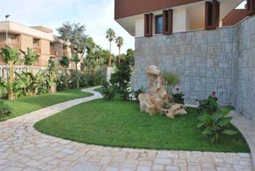 фото отеля Colonna Residence Trani