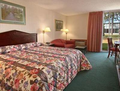 фото отеля Ramada Glens Falls/Lake George Area