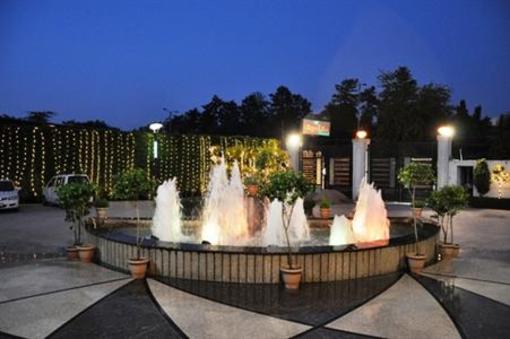 фото отеля Lilywhite Hotel New Delhi