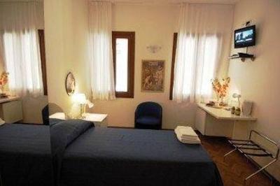 фото отеля Santa Margherita Guest House Venice