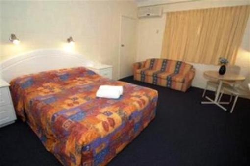 фото отеля Cluden Park Motor Inn