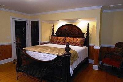 фото отеля The Burrus House Inn