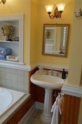 фото отеля The Burrus House Inn