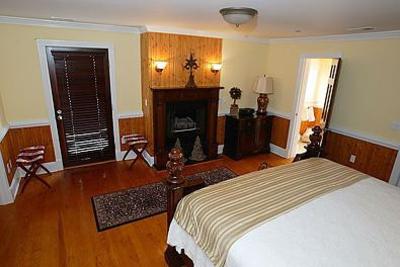 фото отеля The Burrus House Inn
