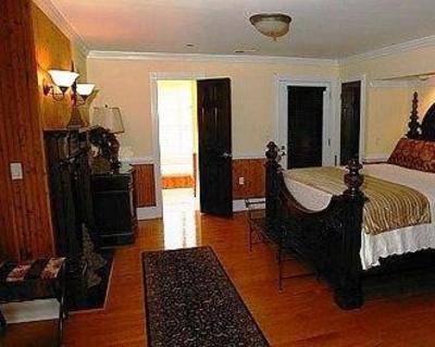 фото отеля The Burrus House Inn