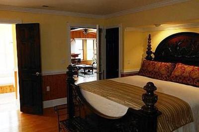 фото отеля The Burrus House Inn