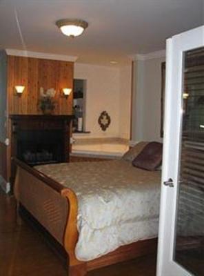 фото отеля The Burrus House Inn