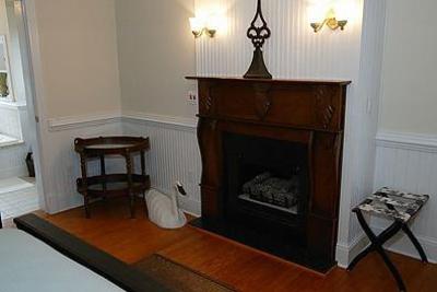 фото отеля The Burrus House Inn