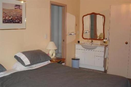 фото отеля Airport Bed & Breakfast
