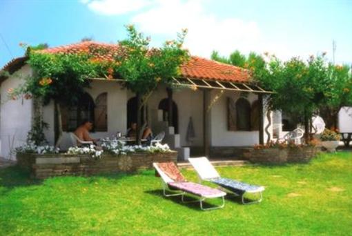 фото отеля Elia Beach Apartments Nikiti