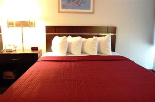 фото отеля Days Inn and Suites Omaha