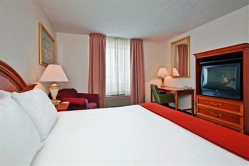 фото отеля Holiday Inn Express Hotel & Suites Cadillac