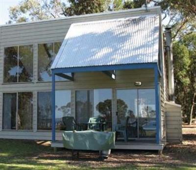 фото отеля Waterfront Retreat at Wattle Point