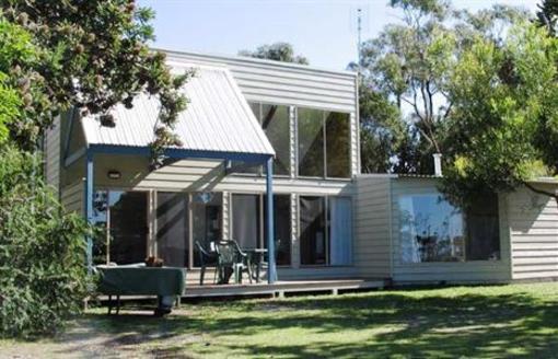 фото отеля Waterfront Retreat at Wattle Point