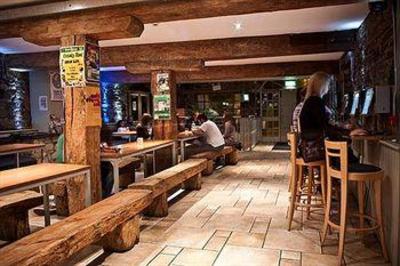 фото отеля Isaacs Hostel