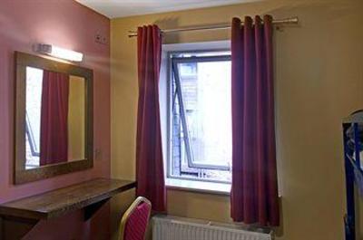 фото отеля Isaacs Hostel