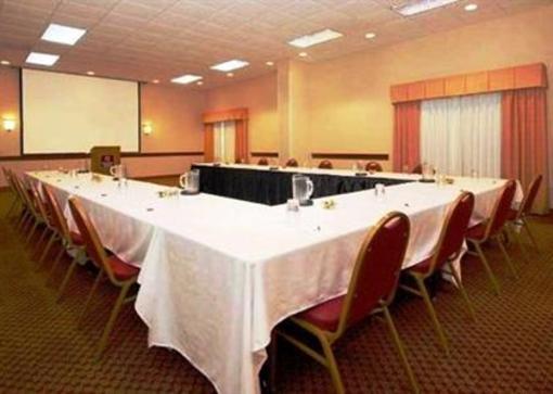 фото отеля Clarion Suites Central