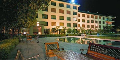 фото отеля Sainty Lakeside Resort