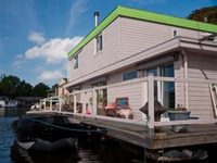 Minties Floating Bed and Breakfast