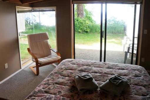 фото отеля Sea Breeze Lodge Hornby Island