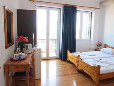 фото отеля Rent Rooms The Sea Front