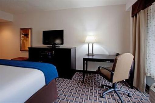 фото отеля Holiday Inn Express Hotel & Suites Hope Mills