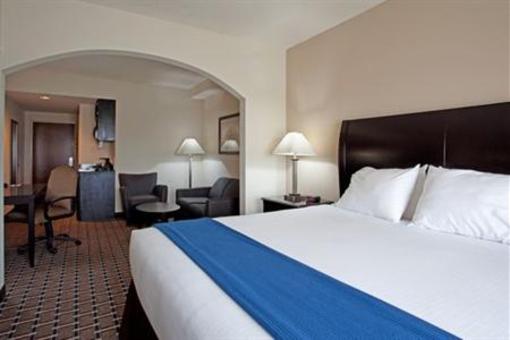 фото отеля Holiday Inn Express Hotel & Suites Hope Mills