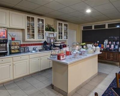 фото отеля Cherry Tree Inn & Suites