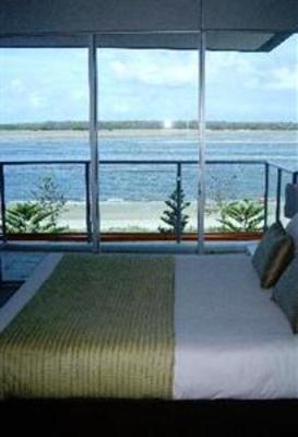 фото отеля Silvershore Apartments on the Broadwater