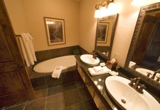 фото отеля Lodge at Whitefish Lake
