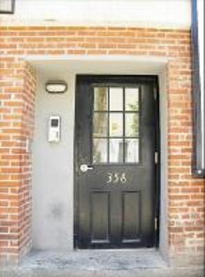 фото отеля Midtown Apartment Within Walking Distance To Hells Kitchen