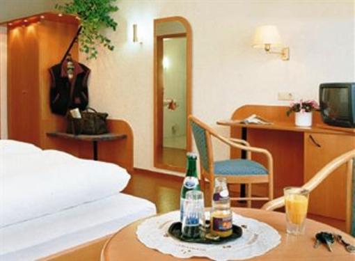 фото отеля Hotel Zur Linde Gadheim