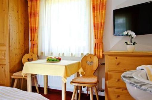 фото отеля Fruhstuckspension & Appartements Zaferna