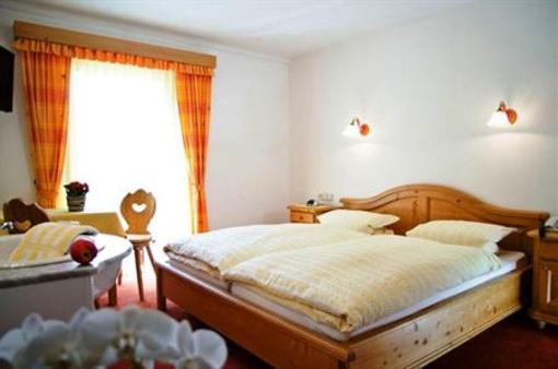 фото отеля Fruhstuckspension & Appartements Zaferna
